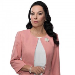 La veterana actriz Şenay Gürler es la madre de Ferit, Azade Sancakzade.