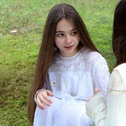 Nisa Sofiya Aksongur interpreta a Melek Aksoy, la hija perdida de Hicran.