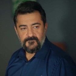 Akif Atakul es interpretado por Celil Nalçakan _ Comprar Mis hermanos (Kardeslerim)-Audio-Castellano Completo en USB Y DVD.