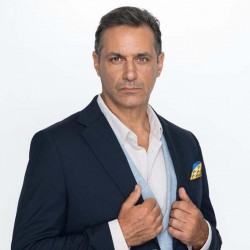 Fidel Roldán, interpretado por Omar Germenos en la Telenovela Minas de pasión 2023.