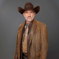 Plutarco Haza es el gran villano, un hombre con moral y ética cuestionables.