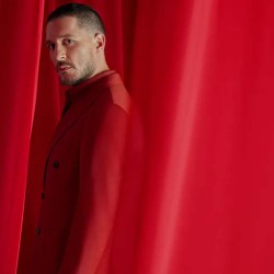 Uraz Kaygilaroglu interpreta a Mete en Lost in Love.