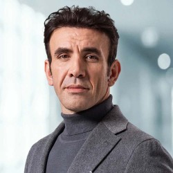 Mehmet-Yilmaz-Ak-es-Timur_-el-marido-tirano-que-pone-a-prueba-el-coraje-de-Bahar.