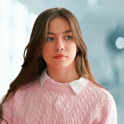 Alisa-Sezen-Sever-es-Umay_-la-espontánea-hija-de-Timur-y-Bahar.